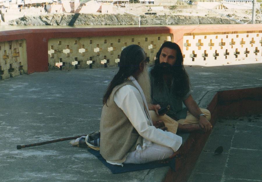 1995_Prabhuji_with_Baba_Brahmananda_17