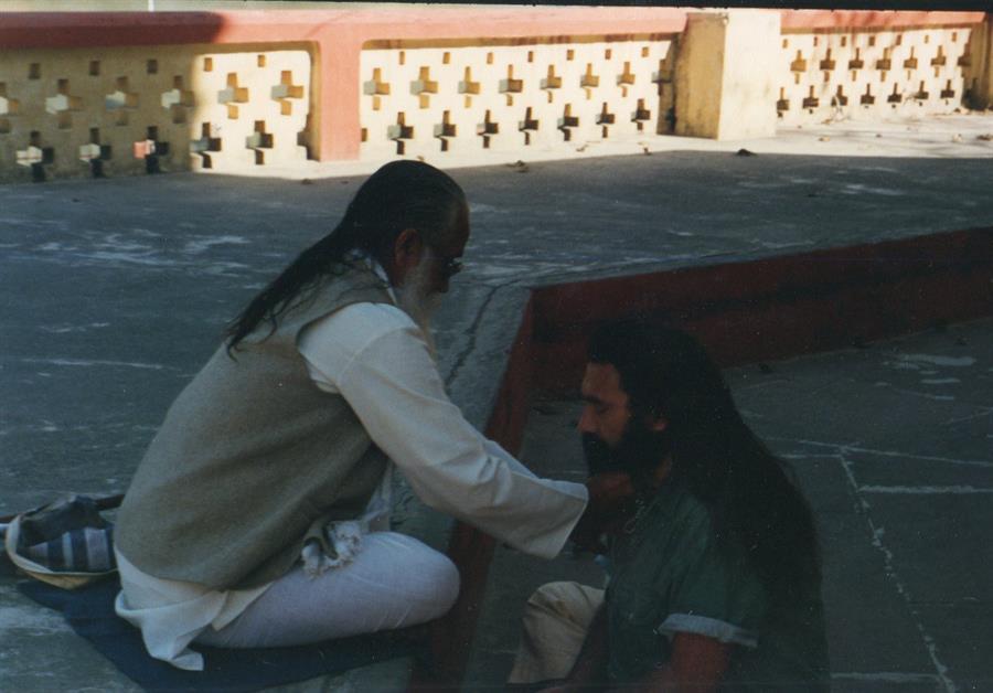 1995_Prabhuji_with_Baba_Brahmananda_37