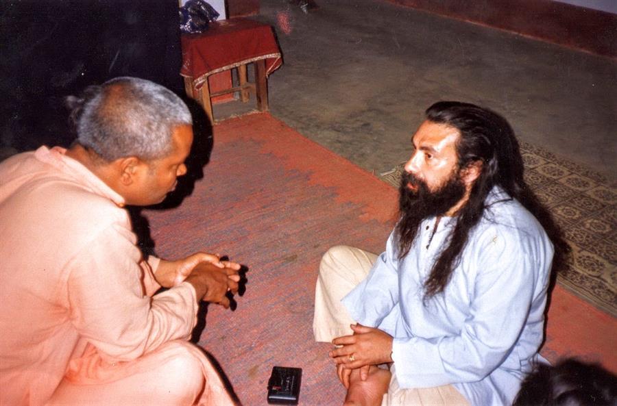 1995_Prabhuji_with_Krishna_Balaram_Swami_in_India_106