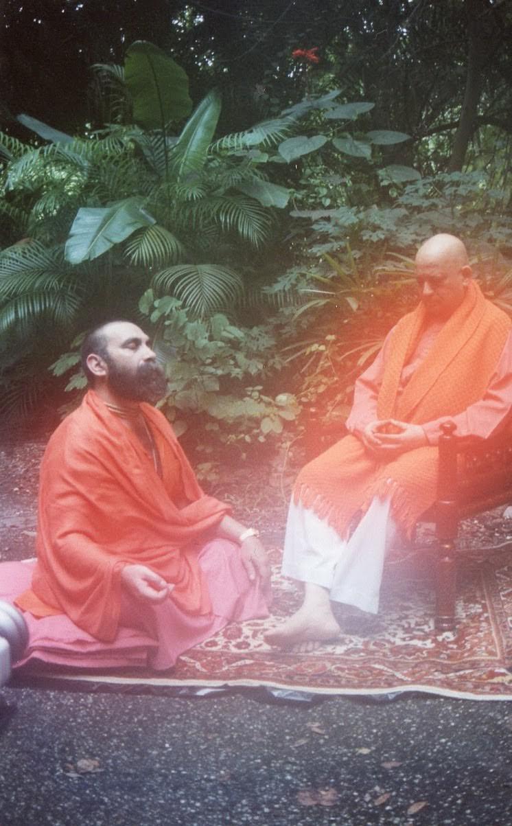 2002_Prabhuji_with_Swami_Jyotirmayananda_164
