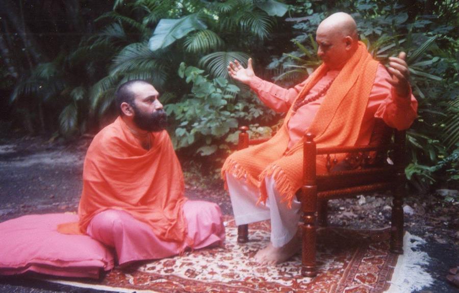 2002_Prabhuji_with_Swami_Jyotirmayananda_240