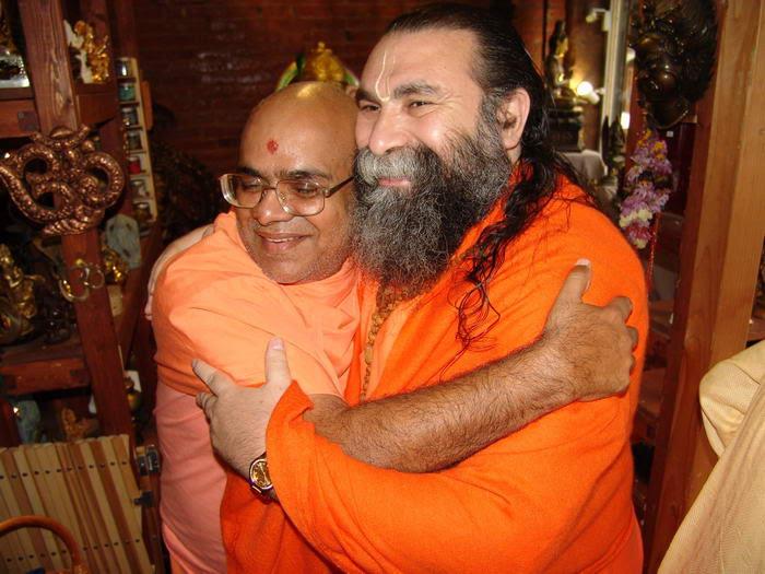 2009_10_04_Gurudev_with_Swami_Atmananda_Girijee_Maharaja_11